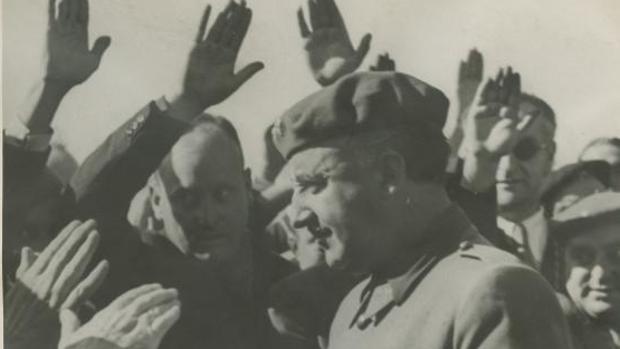 Francisco Franco saludando a la muchedumbre en el fuerte de Guadalupe, durante su visita a Irún