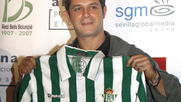 Alejandro Sanz posa con la camiseta del Betis