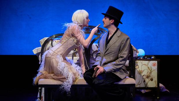 Laia Manzanares y Pablo Gómez-Pando, en «Tres sombreros de copa»