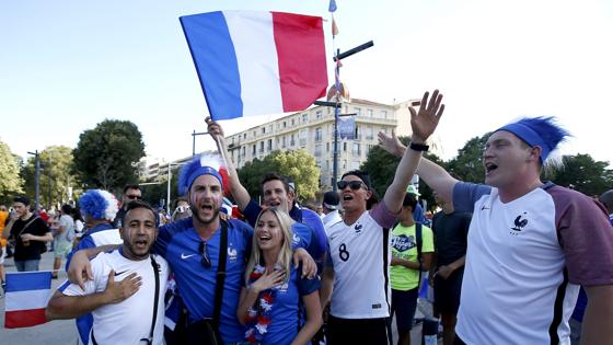 Los aficionados franceses inundan Marsella