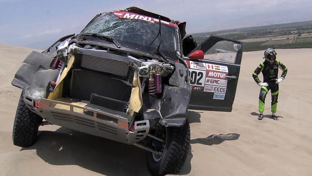 Alex Haro, copiloto de Nani Roma, junto al coche accidentado