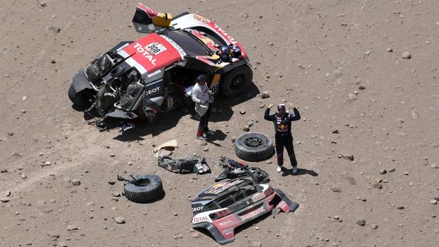 Despres y su copiloto tras el accidente