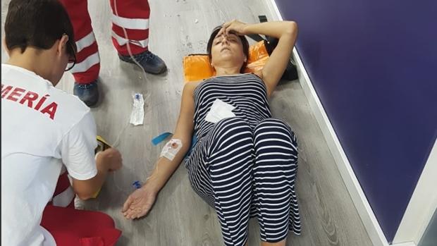 Aficionada que ha sufrido un golpe de calor en el Levante-Sevilla