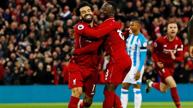 Salah y Keita celebran el primer gol del Liverpool ayer, frente al Huddersfield