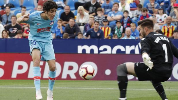 Camello remata ante Koke en el Levante-Atlético de este sábado