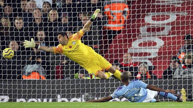 View Claudio Bravo En El Real Betis Gif