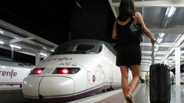 AVE en la estación de Renfe en Alicante