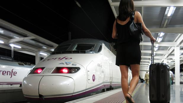 Trenes AVE en la estación de Alicante
