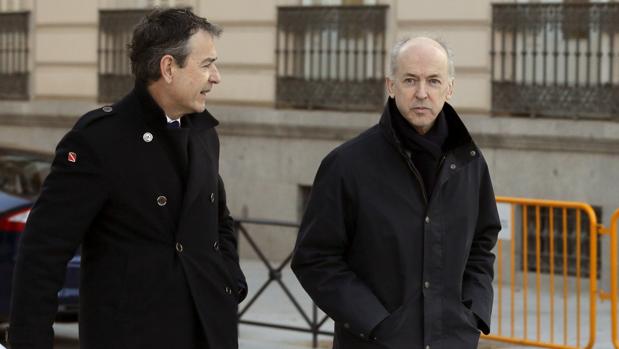 El expresidente de Abengoa Felipe Benjumea (d) llega, con su abogado, a la Audiencia Nacional