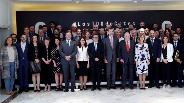 El Rey Felipe VI y el Rey Juan Carlos I posando, entre otros, con el ministro de Economía Román Escolano en la presentación del Informe Cotec 2018