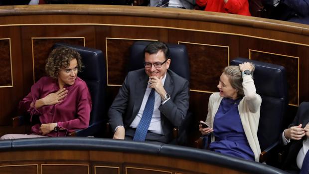 La ministra de Sanidad Dolors Montserrat, el ministro de Economía Román Escolano, la ministra de Agricultura Isabel García-Tejerina, y el ministro de Energía Álvaro Nadal, escuchan ayer al secretario general del PSOE, Pedro Sánchez, duarnte su discurso en defensa de la moción de censura