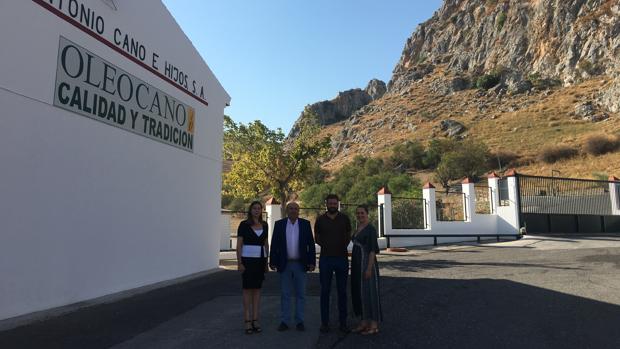 Adela Ortiz y Antonio Cano, junto a sus hijos, Antonio y Mª del Carmen, a las puertas de la almazara de Luque