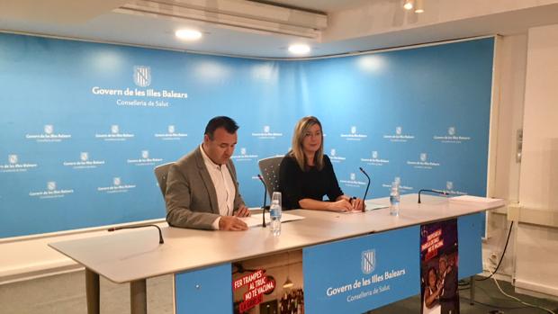La consejera de Salud, la socialista Patricia Gómez, y el director general de Consumo, Francesc Dalmau