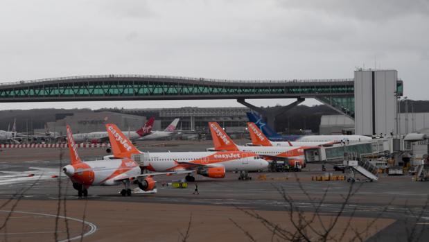 Varios aviones de EasyJet en un aeropuerto