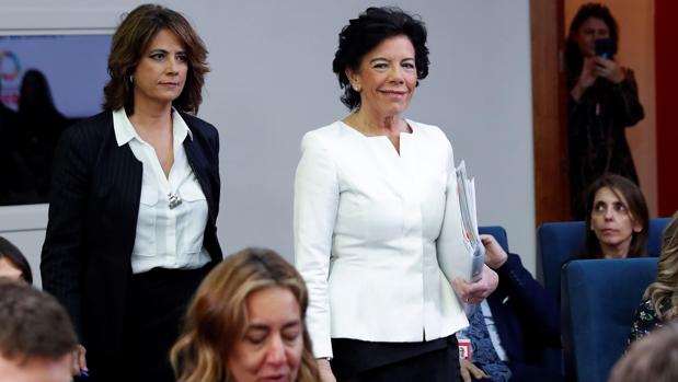 Las ministras de Justicia, Dolores Delgado, y de Educación, Isabel Celaá, ayer antes de la rueda de prensa del Consejo de Ministros