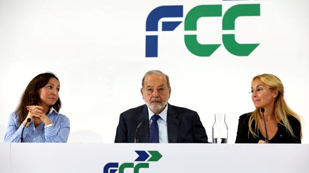 (De izda a dcha) Esther Koplowitz, presidenta de FCC , el máximo accionista de la constructora Carlos Slim y la consejera Alicia Koplowitz