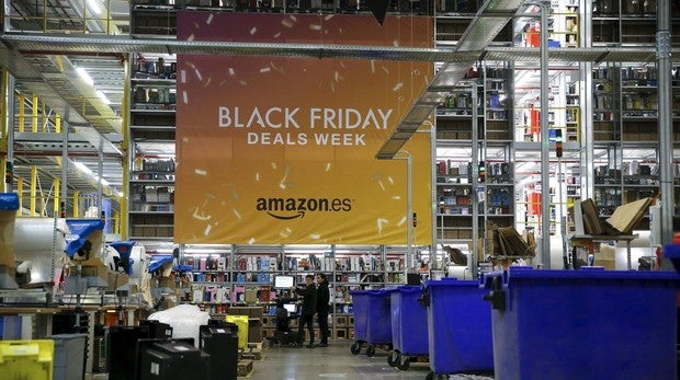 Interior de uno de los centros logísticos de Amazon