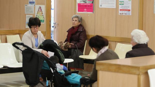 Pacientes esperan en una consulta de atención primaria en Córdoba