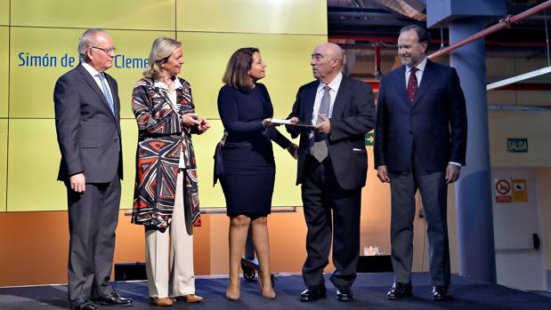 La consejera de Agricultura, Carmen Crespo, entrega el Premio a Francisco Morales en presencia de Álvaro Ybarra, Catalina Luca de Tena y José Luis García-Palacios Álvarez
