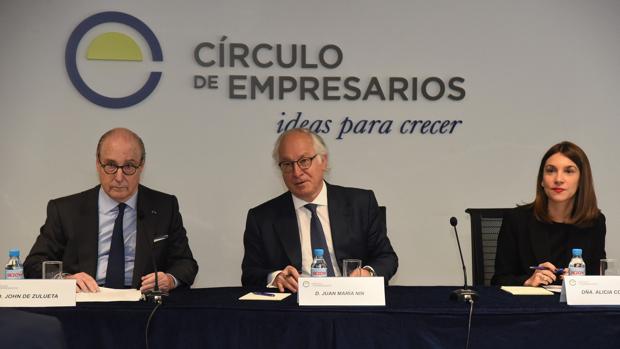 De izda a dcha: el presidente del Círculo de Empresarios, John de Zulueta, el presidente del Grupo de Trabajo de Economía, Juan María Nin y la directora del citado grupo, Alicia Coronil