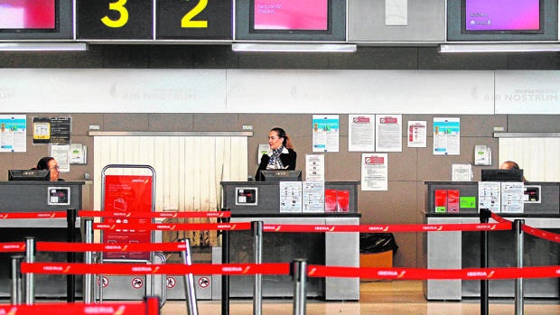 Desde Air Nostrum han anunciado que los pasajeros de los vuelos afectados «tendrán derecho al reembolso de sus billetes o la reubicación»