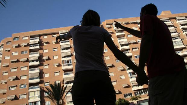 Las comunidades con mayor número de hipotecas constituidas sobre viviendas en febrero ha sido Madrid (6.373), Cataluña (5.448) y Andalucía (5.179).