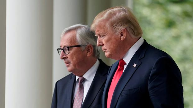 El presidente de la Comisión Europea, Jean-Claude Juncker, junto al mandatario estadounidense, Donald Trump, en el encuentro que mantuvieron en julio de 2018 en Washington