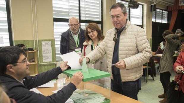 El alcalde, el socialista Juan Espadas, votando en su barrio