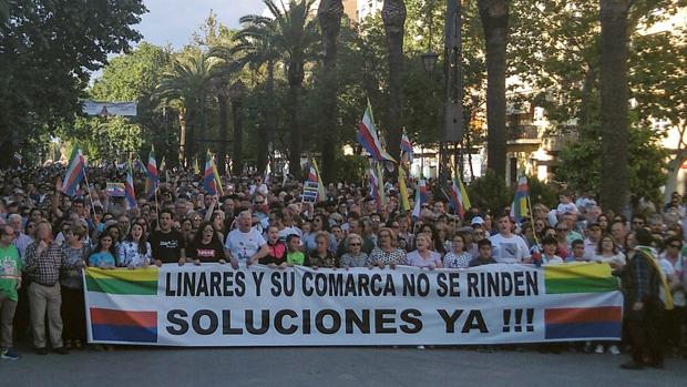 Manifestación de vecinos de Linares, en mayo en protesta por las altas tasas de desempleo y la pérdida de empleo industrial en la localidad
