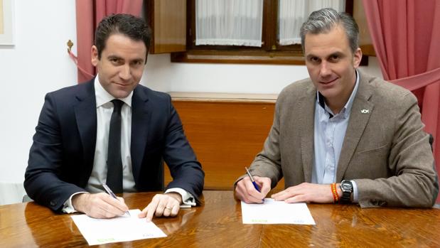 Los dos secretarios generales cuando firmaron el acuerdo para constituir la Mesa del Parlamento
