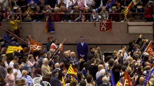 Un Sánchez de cartón piedra durante el mitin del PSOE en Barcelona