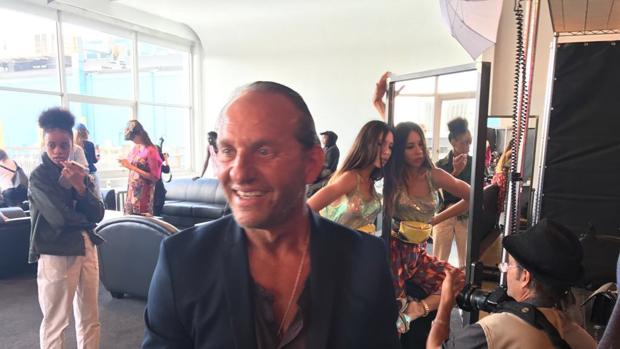 Custo Dalmau, minutos antes al desfile, en el backstage