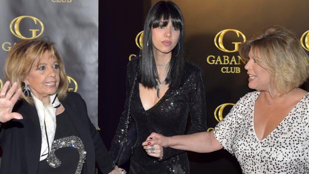 Alejandra Rubio junto a su madre y su abuela