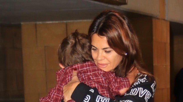 María José Suárez y su hijo Elías Nieto en el aeropuerto de Sevilla en noviembre del año pasado