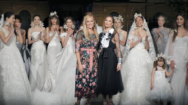 Keren Craig y Georgina Chapman durante el desfile