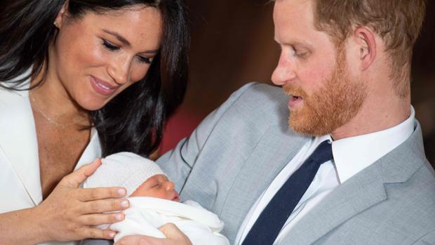 Los Duques de Sussex posan con el pequeño Archie en el castillo de Westminster