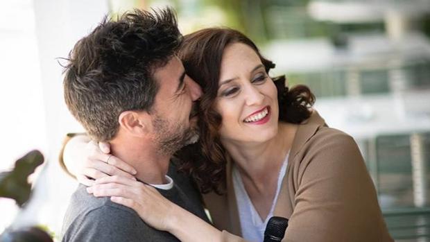 DÃaz Ayuso y su pareja escenifican su amor el dÃa de la Fiesta Nacional