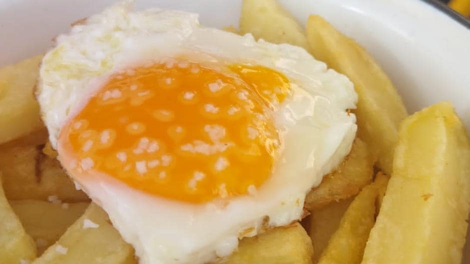 La Vespa lanza la campaña «Os queremos un huevo» con huevos fritos con patatas a un euro