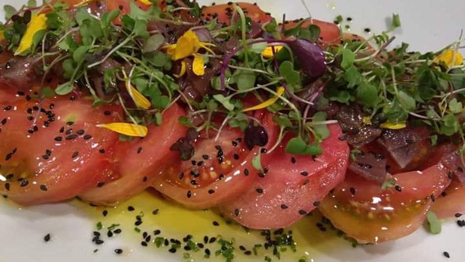 Diez sitios en Córdoba donde combatir el calor con una fresca ensalada de tomate