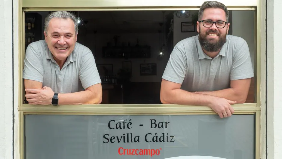 Antonio y Mario Castillo (Bar Sevilla-Cádiz): «La clientela sevillana es muy de su bar de siempre»