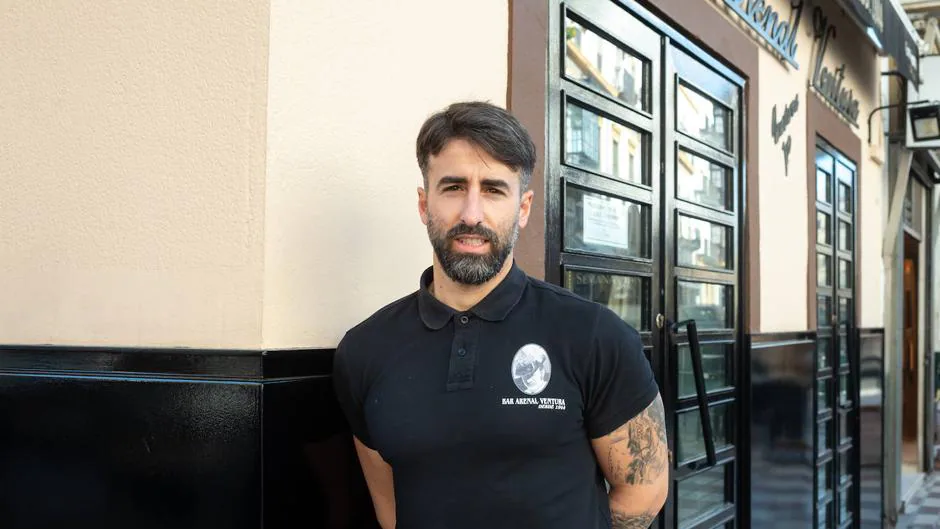 Ventura Pérez (Bar Arenal Ventura): «Muchos clientes llaman a esta esquina 'el balcón de Sevilla'»