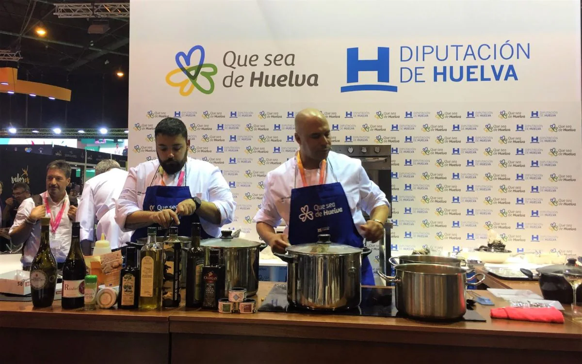 Show cooking de productos onubenses en el stand de Diputación 