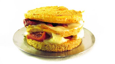 Tortilla de chistorra rellena de pimientos asados y quesos