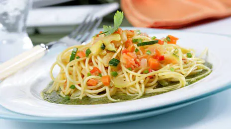tinción por ciento Generalizar Espaguetis al pesto con verduras - Gurmé