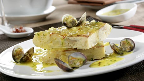 Tortilla de patata guisada con almejas