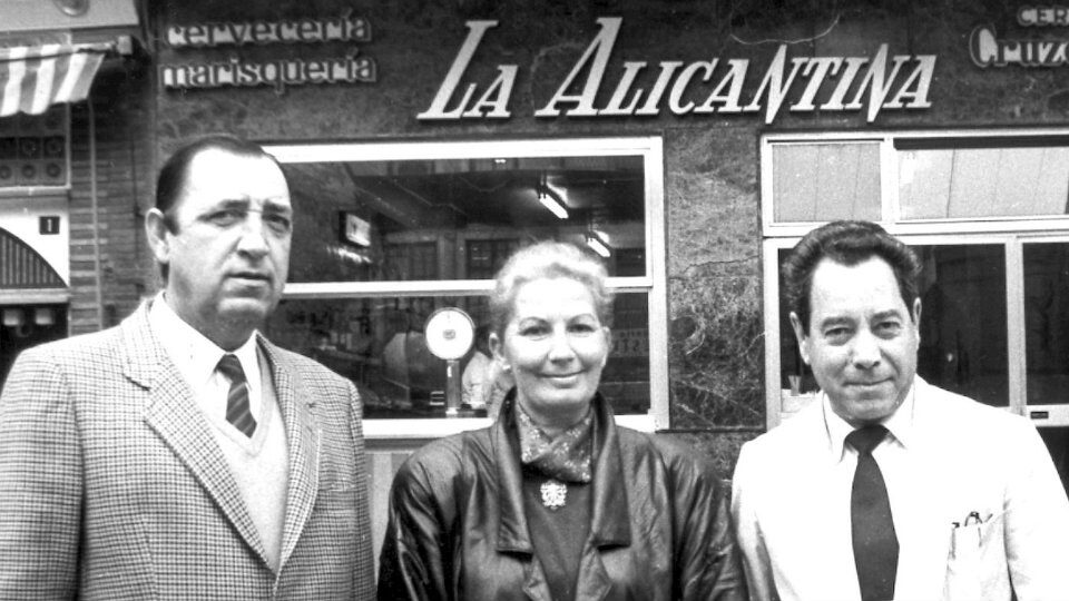 Manuel Postigo y María Teresa Pérez, con Valentín González