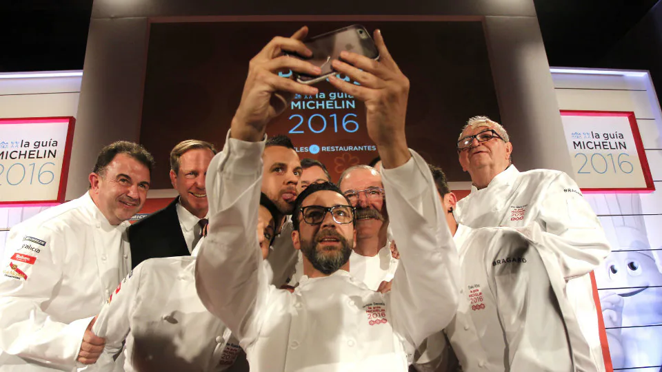 Selfie culinario en la gala de la Guía MIchelín 2015. Entre ellos Arzak, Berasategui y David Muñoz