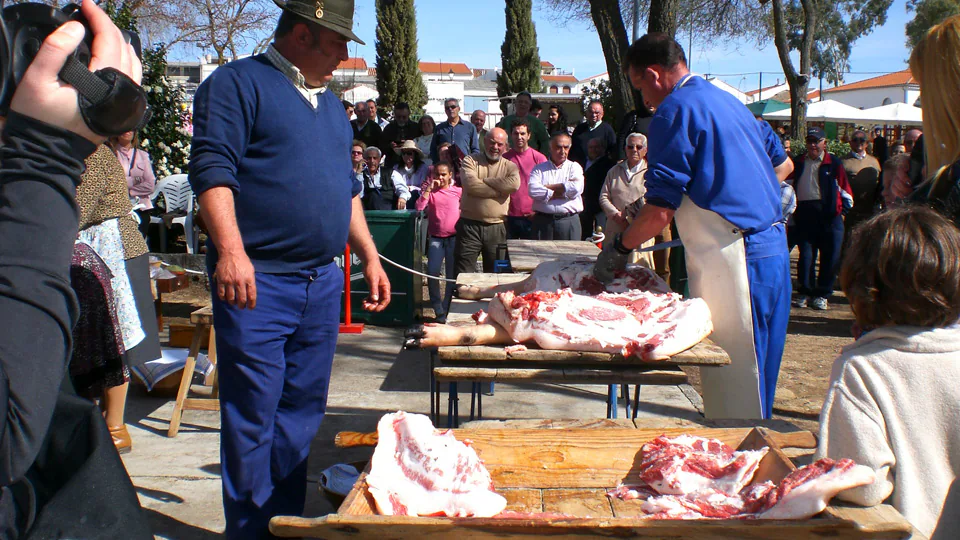 Los matarifes descuartizando el cerdo. FOTO: ABC