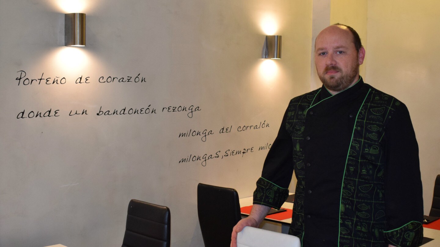 Emiliano Federico Radel, jefe de cocina y encargado del local