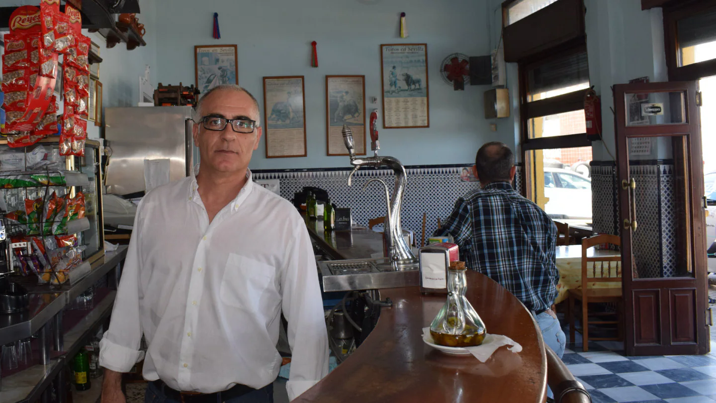 Juan Pérez, gerente del bar El Clavel la pañoleta